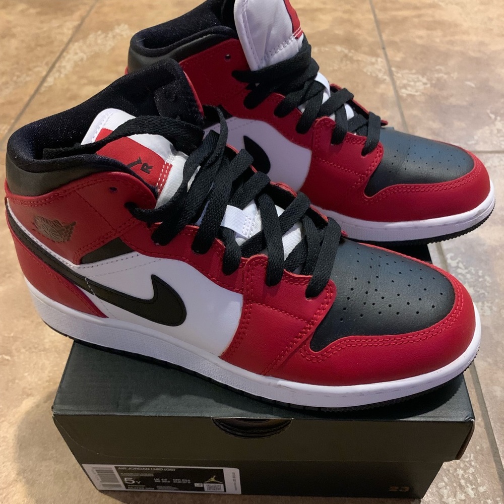 Womens Air Jordan 1 Mid Chicago Black Toe